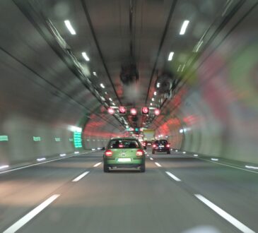 Wie müssen sie sich bei einem Stau im Tunnel verhalten?