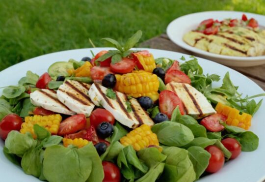 Sommerliche Salate zum Grillen: Frische Rezepte für die perfekte Grillparty