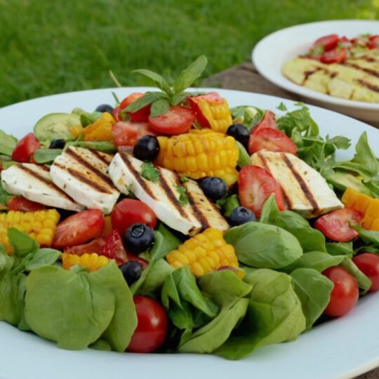 Sommerliche Salate zum Grillen: Frische Rezepte für die perfekte Grillparty