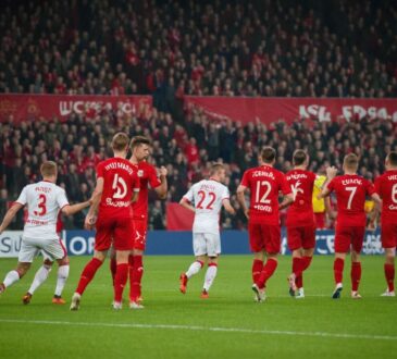 Aufstellungen: Teilnehmer des Spiels KSC gegen 1. FC Köln im Fokus