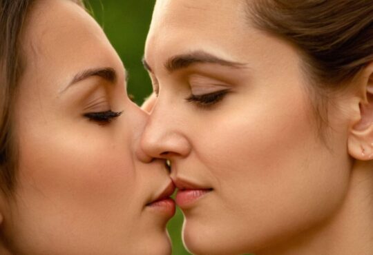 Die Bedeutung eines Kusses auf die Stirn: Zärtlichkeit und Verbundenheit ausdrücken