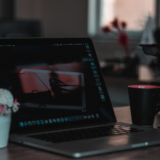 Laptop mit Logdatei auf einem dunklen Schreibtisch